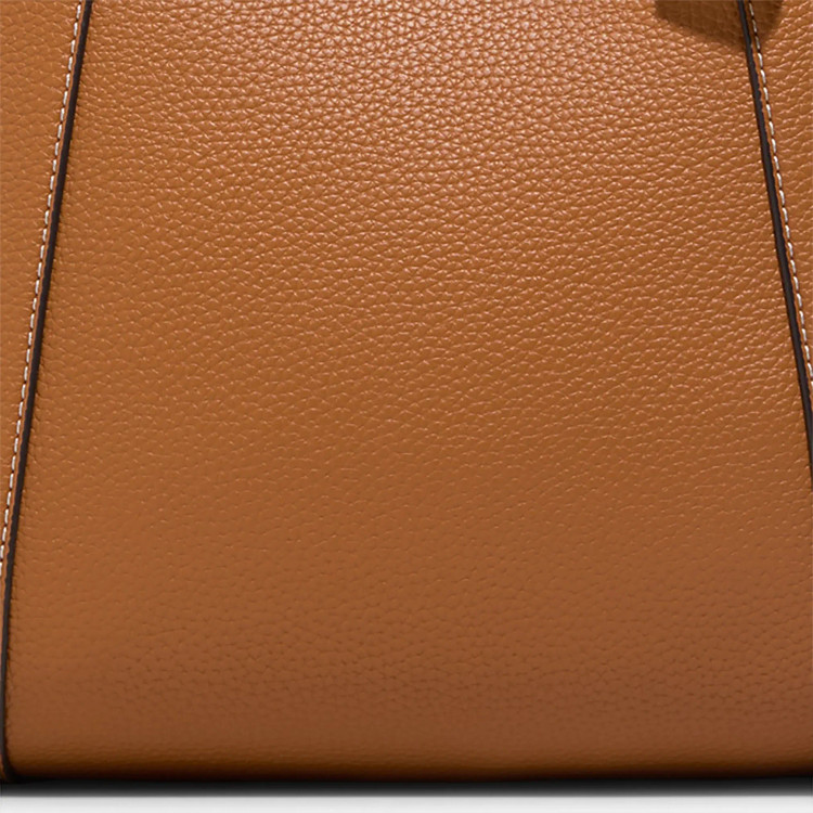 تصویر نزدیک از چرم کیف